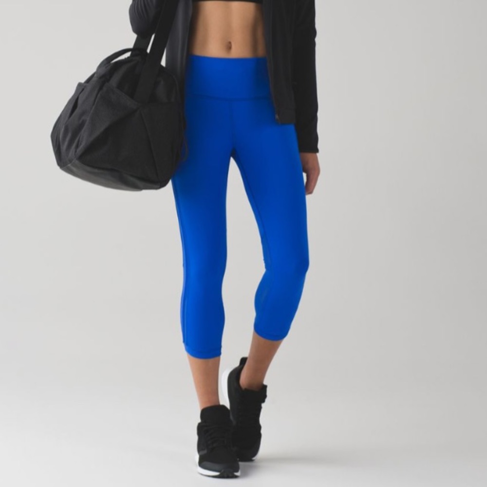 Lululemon Hit It 21” Crop in Cerulean Blue Leggings Size 6